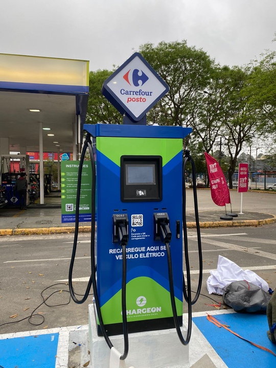 Carregador rápido no Posto Carrefour Oratório